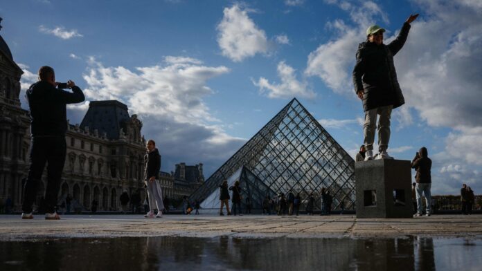 Days after $102 mn heist, Louvre transfers precious jewels to Days after $102 mn heist, Louvre transfers precious jewels to Bank of France
