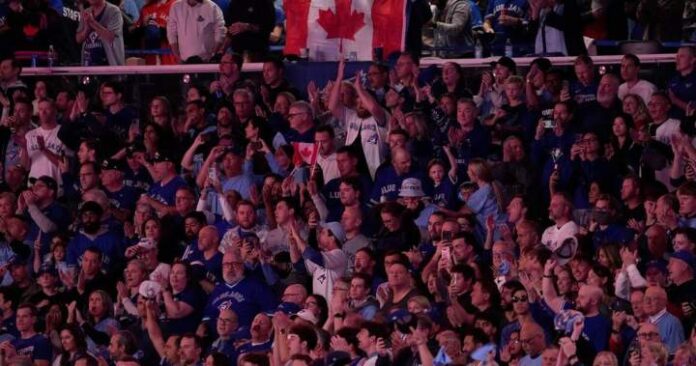 Blue Jays fans’ Canadian kindness on display Blue Jays fans’ Canadian kindness on display