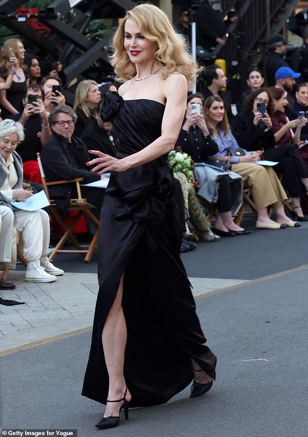 She was receiving direction from Luhrmann himself as they enjoyed a mini reunion as the star made her way down the catwalk while set pieces moved behind her