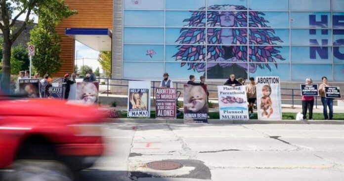 Wisconsin Planned Parenthood resumes offering abortions after a nearly monthlong Wisconsin Planned Parenthood resumes offering abortions after a nearly monthlong pause - National