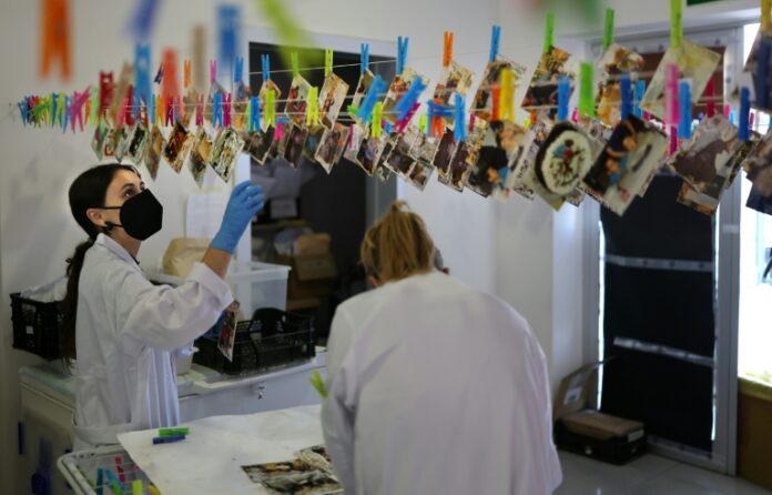 After deadly floods, Spaniards fight to save photos Yahoo news home