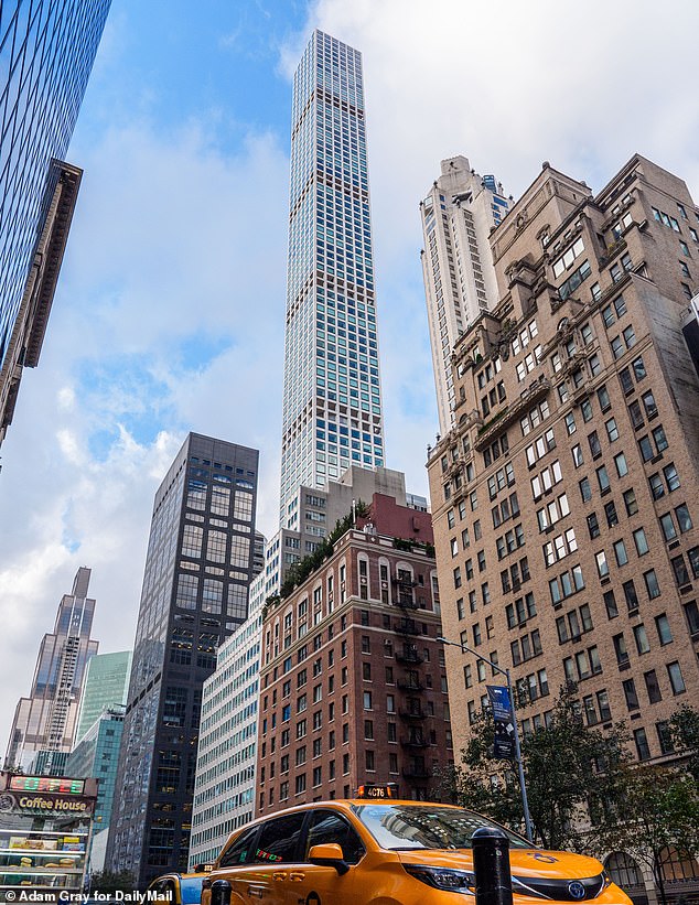 Billionaires' Row skyscraper where J-Lo and A-Rod lived is covered The exterior of 432 Park Avenue today. Look more closely and you'll see a host of worrying issues, engineers warn
