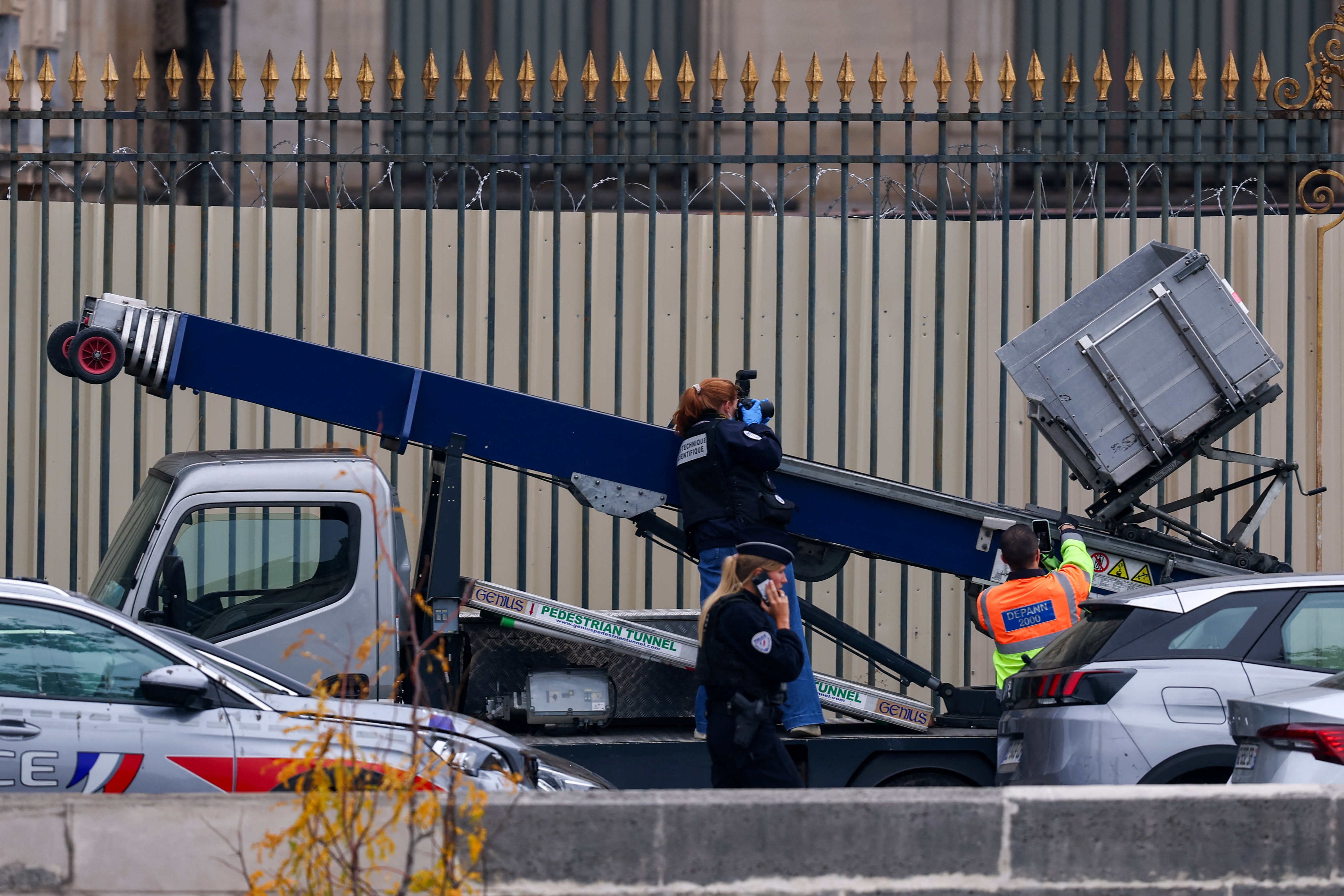 Police officers work at a crane believed to have been used in what the French Interior Ministry said was a robbery at the Louvre museum during which jewellery was stolen, in Paris, France, October 19, 2025. REUTERS/Gonzalo Fuentes(REUTERS)