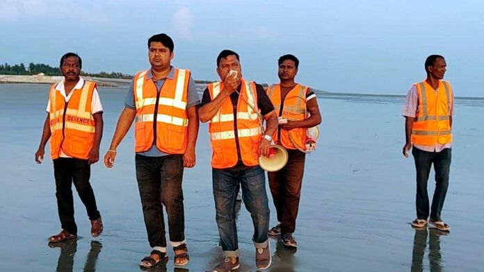 South 24 Parganas: Civil defence personnel make announcement through a megaphone at a beach amid pre-cyclone preparedness for Cyclone Montha, in South 24 Parganas district, West Bengal, Sunday, Oct. 26, 2025.