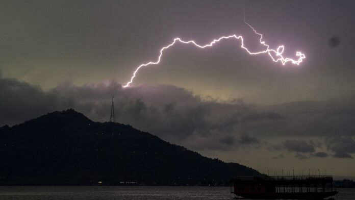 Flash flood hits Florida after heavy rain.