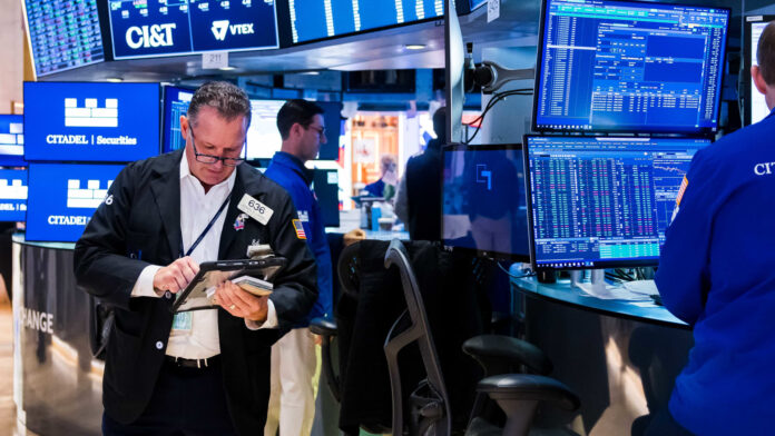 Fund managers are betting on stocks despite AI bubble risks Fund managers are betting on stocks despite AI bubble risks