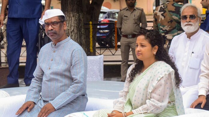 JMM will not be contesting Bihar assembly elections amid rift Ranchi: Jharkhand Chief Minister Hemant Soren with his wife and JMM leader Kalpana Soren.