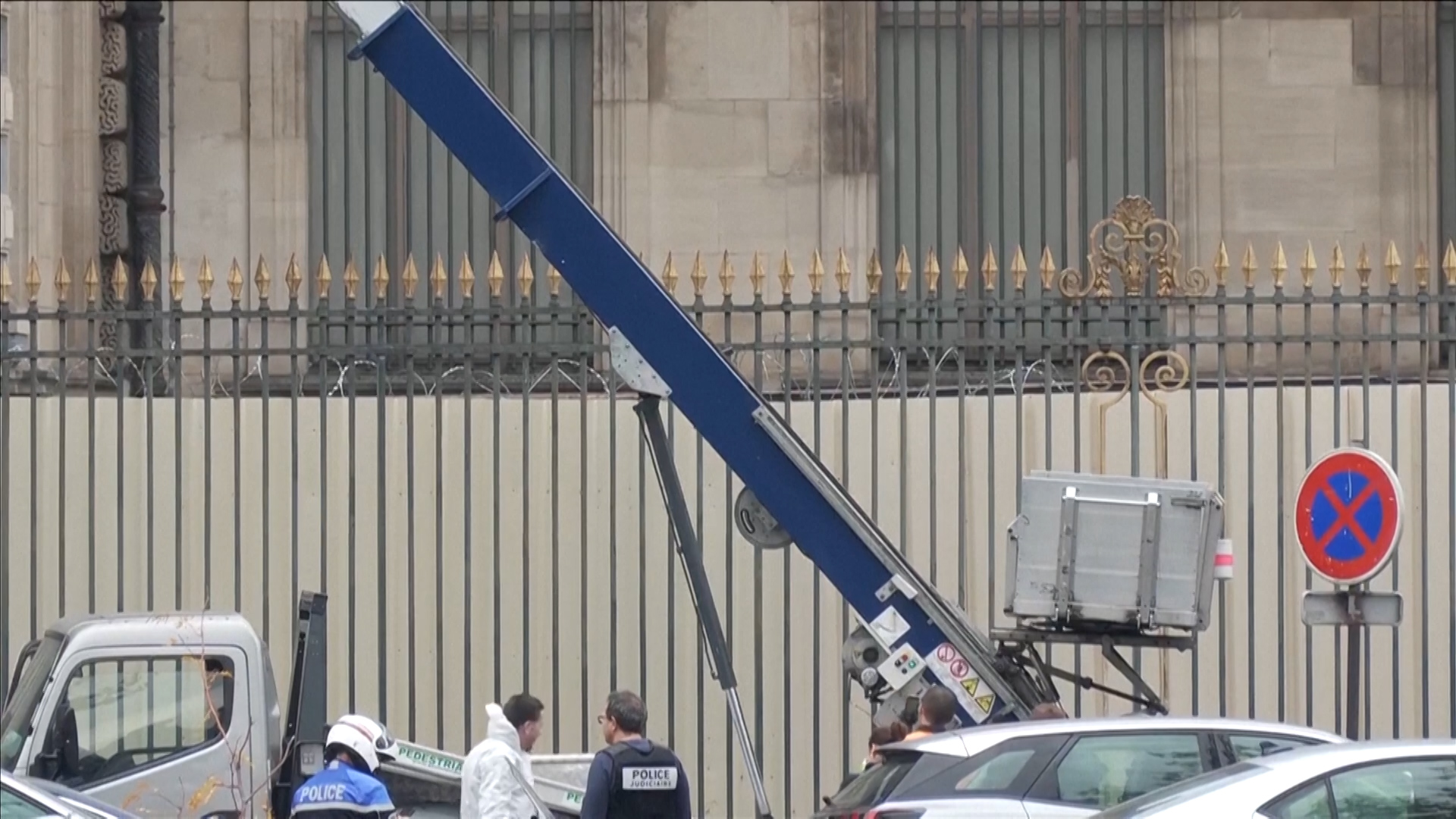Click to play video: 'Louvre heist: How a basket lift became thieves getaway vehicle'