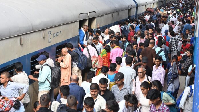 Passengers board an overcrowded train ahead of Chhath Puja festival at Patna Railway Station in Patna, Bihar, India, Saturday, 25, 2025