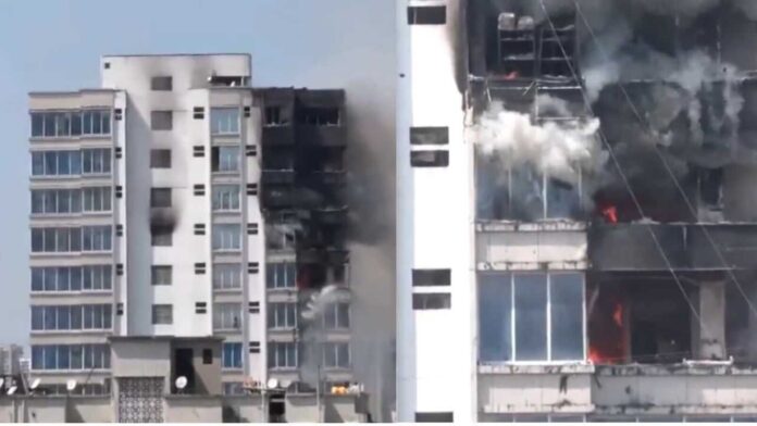 Massive fire erupts at Mumbai's JMS Business Centre, many stranded Massive fire erupts at Mumbai's JMS Business Centre, many stranded on building’s top floor — Video