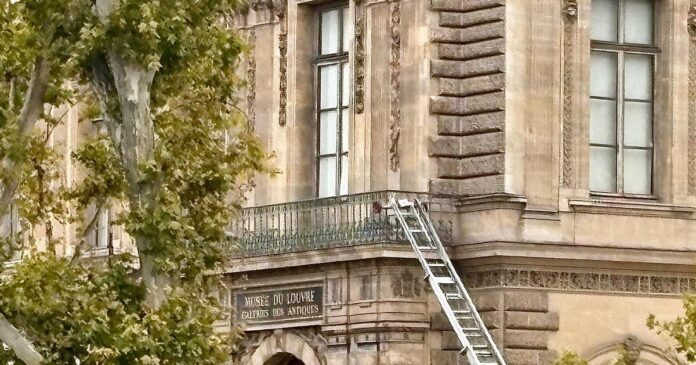 Thieves broke into the Louvre Museum in Paris, stealing jewelry Thieves broke into the Louvre Museum in Paris, stealing jewelry of "inestimable heritage and historical value" in 7-minute heist