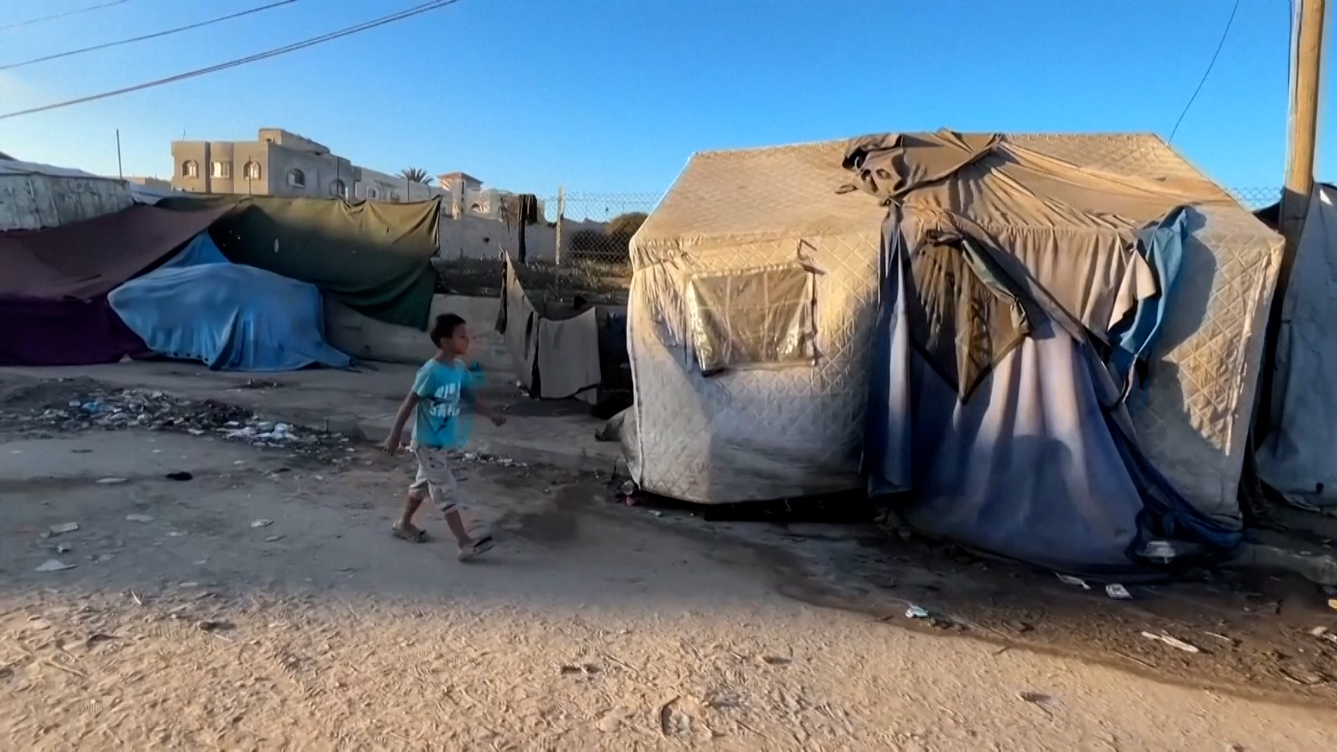 Click to play video: 'Displaced Gazans mark 2 years since Oct. 7 attacks, cling to hope amid new ceasefire talks'