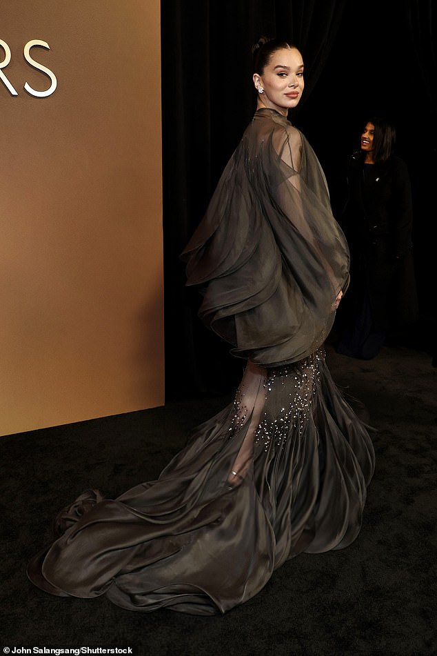 The striking dress also featured crystal embellishments