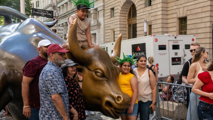 AI still under pressure — but some analysts see a year-end rally