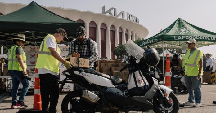CBS News poll finds rising concern over government shutdown impact CBS News poll finds rising concern over government shutdown impact on economy, Americans personally