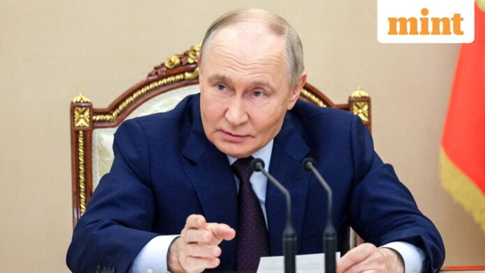 Putin orders top Russian officials to draft proposals for possible Russian President Vladimir Putin chairs a meeting with members of the Security Council in Moscow, Russia, November 5, 2025.