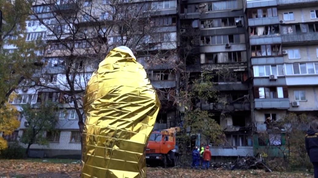 Click to play video: 'Russian attacks on Kyiv kill at least 3, dozens injured'