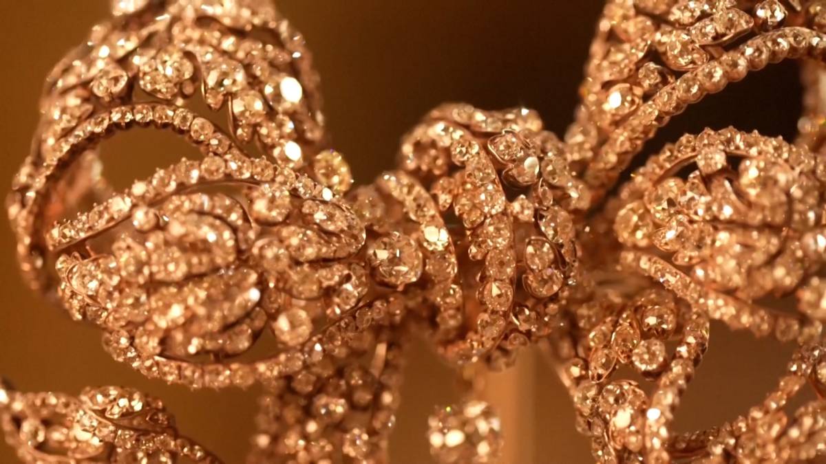 Click to play video: 'French police arrest 5 more suspects in Louvre heist investigation'